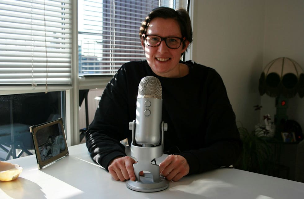 SKAPE NOE: Vedrana Tanovic har jobbet innen media og teater i Serbia. Etter at hun flyttet til Norge har det blitt mindre av det, men nå har hun skapt sitt eget kreative prosjekt. Foto: Caroline Hammer