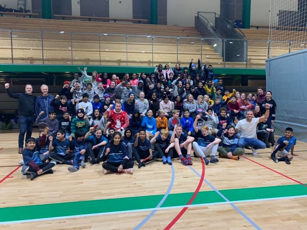 SAMLET: Elever ved Rødtvet skole og Apalløkka ungdomsskole var samlet til bordtennisturnering i Apalløkkahallen på fredag (FOTO: Apalløkka ungdomsskole). Foto: