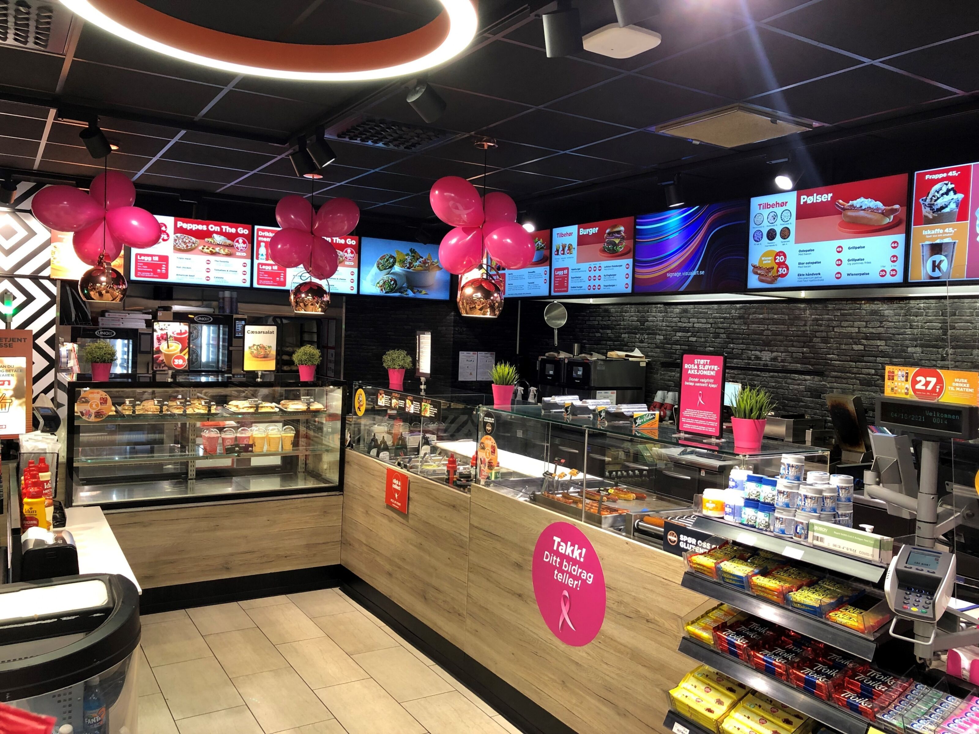 KLAR BESKJED: Rosa sløyfe-kampanjen var godt synlig på Økern. Foto: