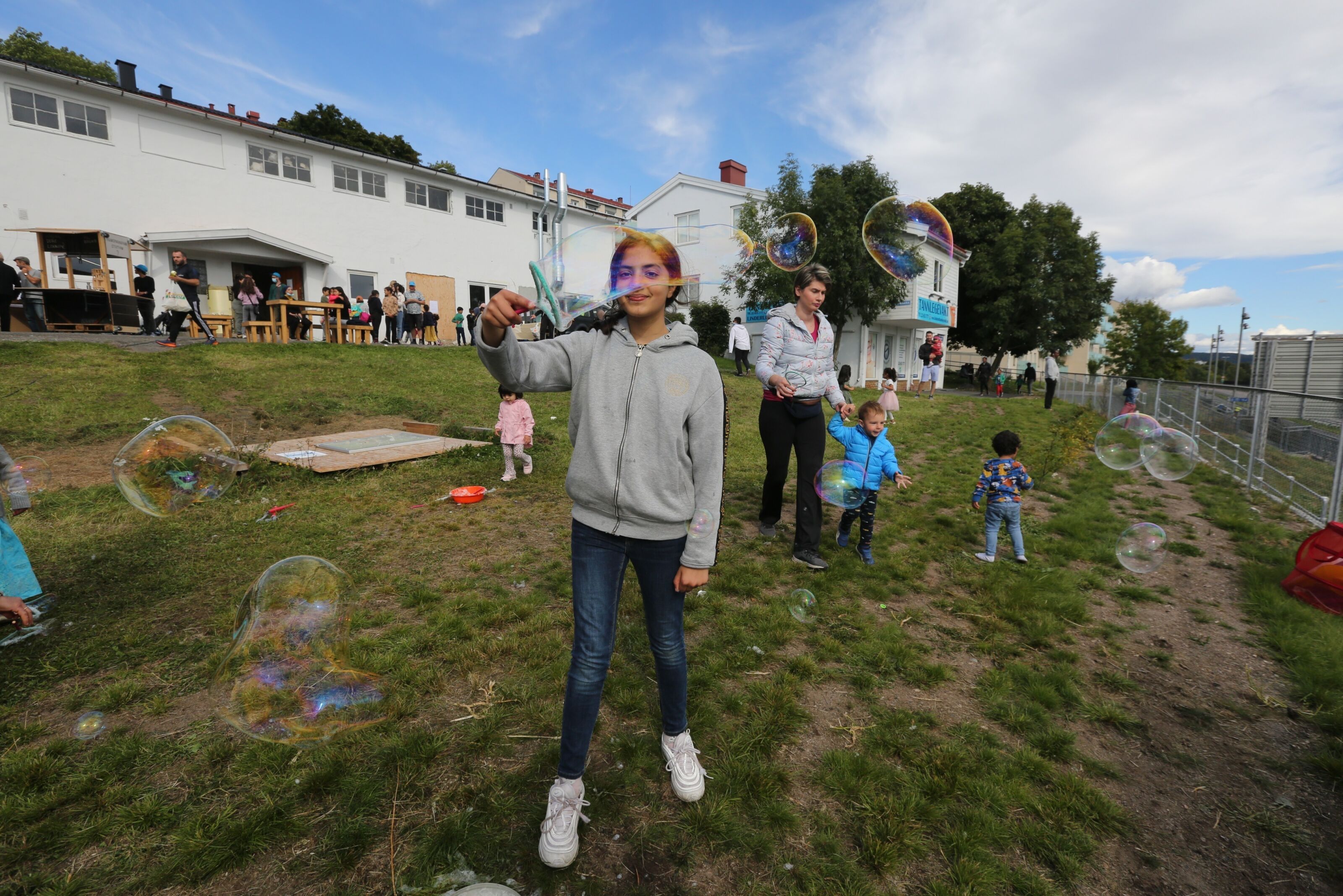 BOBLENDE ANSIKT: Meena (11) syntes det var gøy å blåse store såpebobler, så store at vi til slutt kunne se ansiktet hennes «inne i bobla». Foto:
