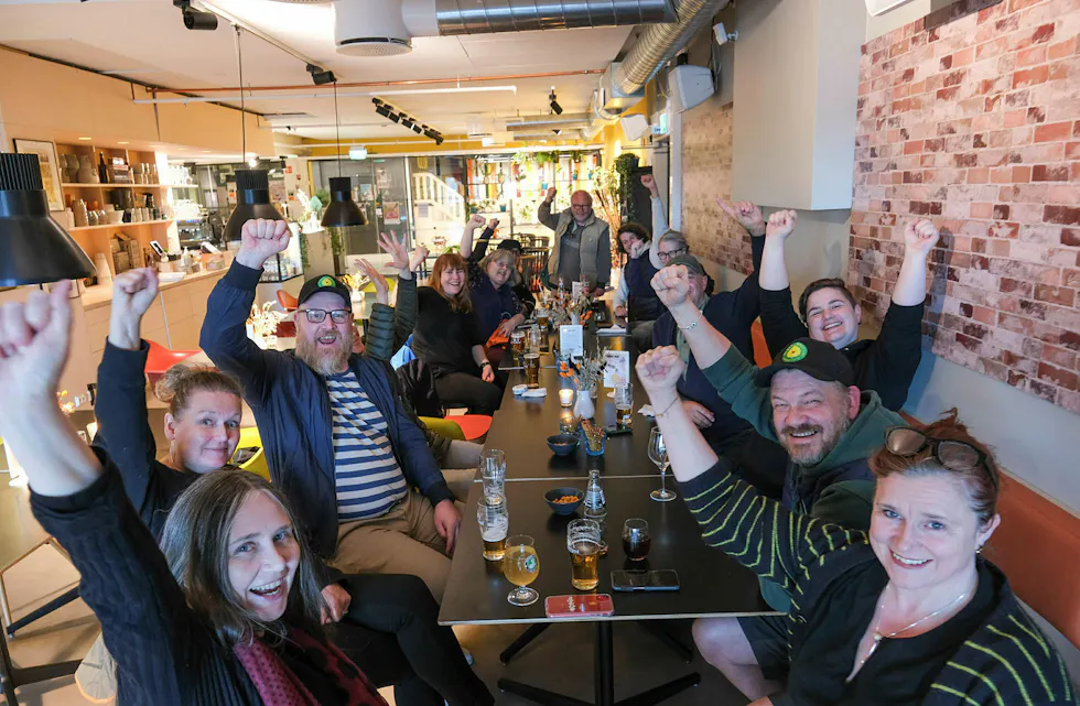 SPONTAN FEIRING: Over 30 folk, blant annet fra fra aksjonsgruppa, Naturvernforbundet, AP, SV, MDG, Rødt og Venstre var representert fredag kveld. Foto: Hans Vold Husum