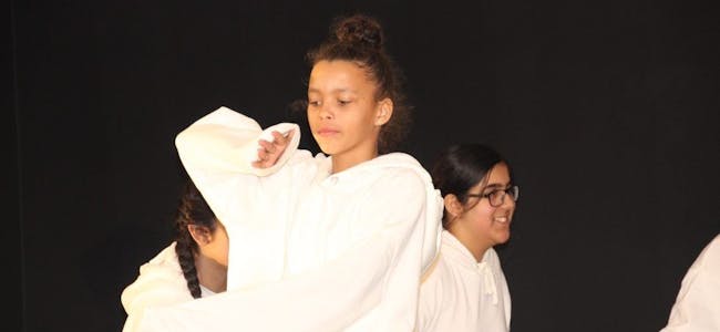 FORESTILLING: Elevene på 6. og 7. trinn på Furuset skole vise fram alt fra dans til skuespill, dikt, sang og rapp. Foto: