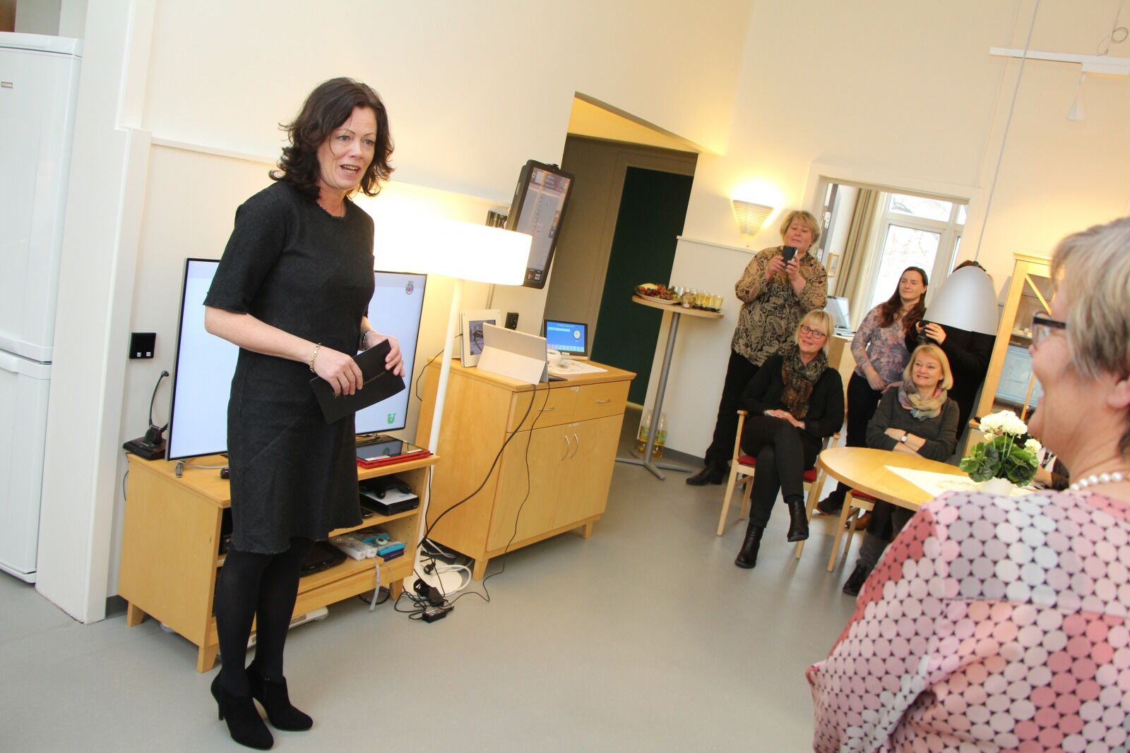 IMPONERT: Likestillingsminister Solveig Horne (Frp) er glad for at midlene fra Barne- og likestillingsdepartementet til prosjektet «hvakanhjelpe.no» har kommet godt med. Hun fikk presentert sluttproduktet på Almas hus på Aker sykehus av blant annet fagkoordinator Sigrid Aketun.  Foto: