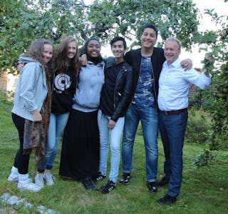 FREMTIDEN: Thea (nummer to fra venstre) skriver om det skjeve inntrykket NRK har gitt av ungdom i Groruddalen. Her er Stovner Media på lovlig epleslang i hagen til byrådsleder Raymond Johansen i sommer. Foto: