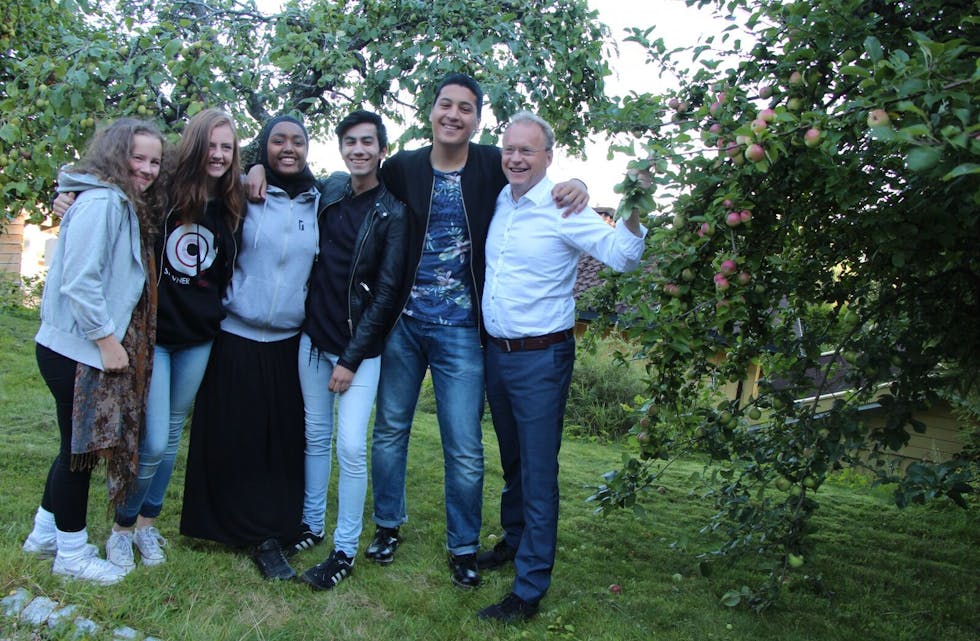 FREMTIDEN: Thea (nummer to fra venstre) skriver om det skjeve inntrykket NRK har gitt av ungdom i Groruddalen. Her er Stovner Media på lovlig epleslang i hagen til byrådsleder Raymond Johansen i sommer. Foto: