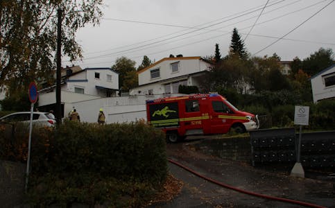 ETTERSLUKKING: Brann- og redningsetaten er fortsatt på plass i Grevlingveien på Veitvet, etter brann i tomannsbolig. Foto: