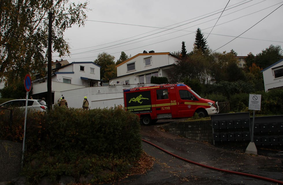 ETTERSLUKKING: Brann- og redningsetaten er fortsatt på plass i Grevlingveien på Veitvet, etter brann i tomannsbolig. Foto: