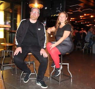 STOLTE: Jon Sandven og Mari Rise Knutsen er stolt over utviklingen til Rødt i Oslo, og roser engasjementet til partikollegene sine, og særlig Bjørnar Moxnes. Foto: