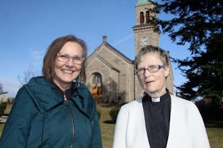 INVITERER: Prost Anne Hilde Laland og prostiprest Karen Onshuus håper mange tar turen til påskenatt i Grorud kirke lørdag kveld. Foto:
