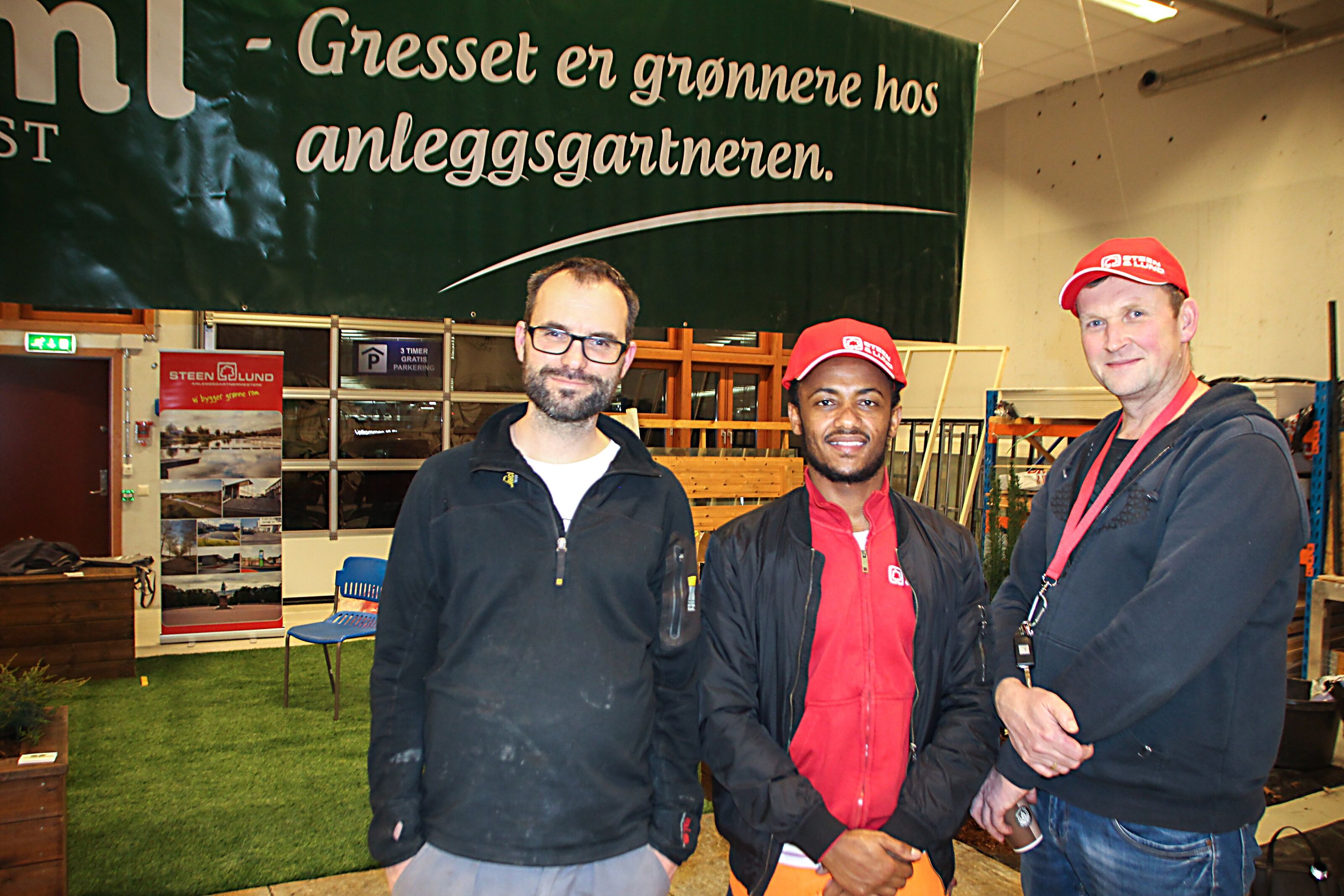 TAR IMOT LÆRLINGER: Karsten Totland Raddatz i Hageform AS, Waldo Asgodom, lærling i  Steen & Lund AS og Bjørn Aakerholt, lærlingansvarlig i Steen & Lund AS, tok turen til «åpen dag» på Stovner for å fortelle om samarbeidet med skolen og anleggsgartneryrket. Foto: