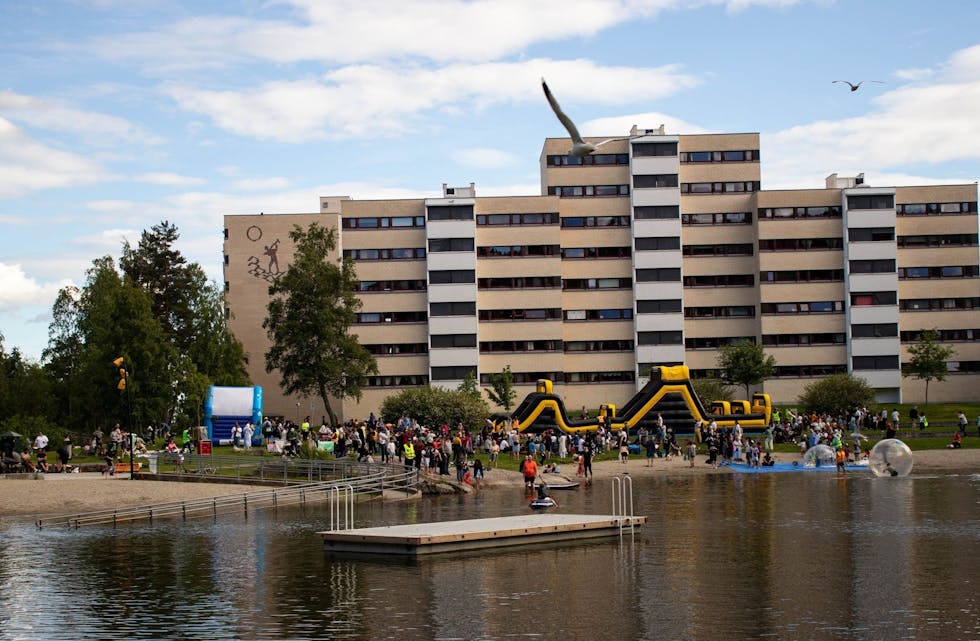 Svarttjern Games var en mer vann- og badebasert familiedag. Det var blant annet et oppblåsbart hoppeslott med sklie, mulighet for bading og padling. Foto: Josefine Amlak