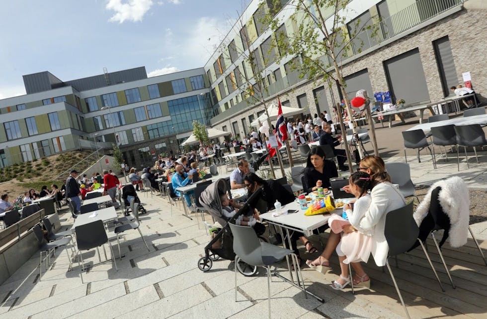 I SOLEN: Det er ekstra hyggelig å feire 17. mai i skolegården når været viser seg fra sin beste side. Foto: