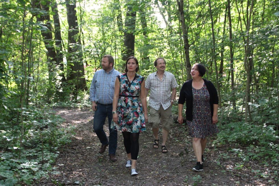 INSPEKSJON: Monique Nyberget Hiller (t.h.) tar med byråd Hanna Marcussen på en liten visningsrunde i det som snart skal bli en revitalisert Haugerud-park. Bak får også byrådssekretær Anders Røberg-Larsen og bydelsutvalgsmedlem Morten Hansson (MDG) seg en fin spasertur. Foto: