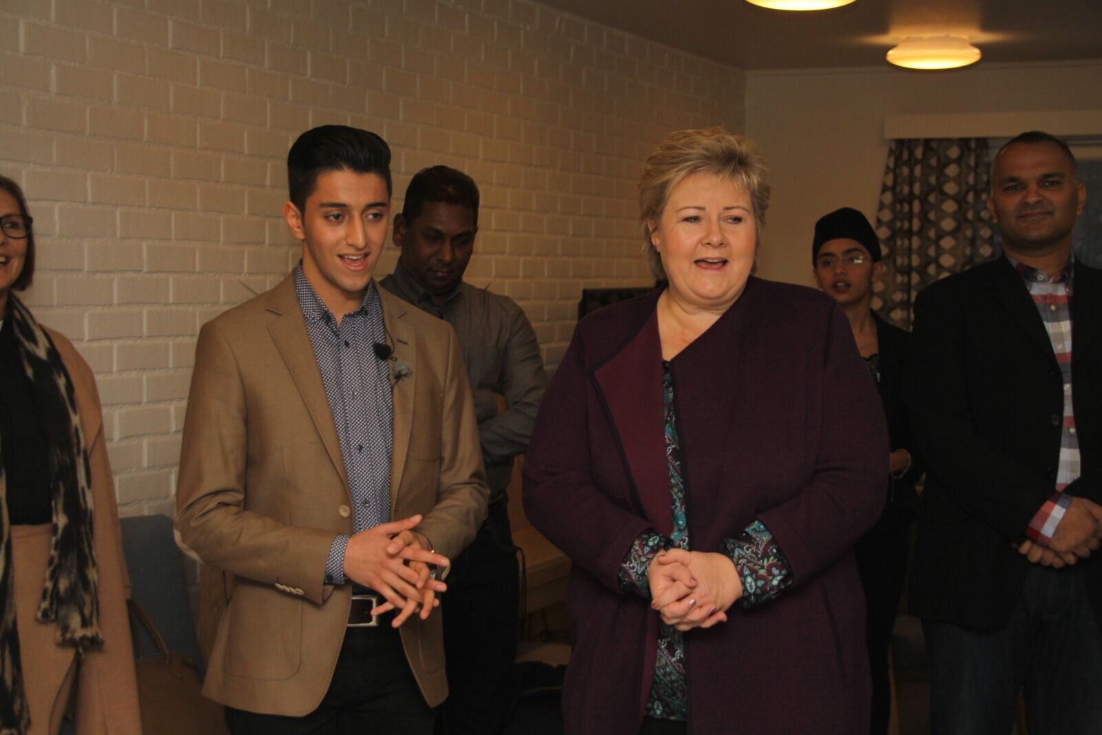 TOK TUREN: Ali Al-Jabri (17) var lei svartmalingen av Groruddalen og inviterte hele Norge  på Stovner-besøk for å ta en nærmere titt på besøksordningen «Unge møter eldre». Statsminister Erna Solberg (H) takket ja, og i dag – fredag – tok hun turen. Foto: