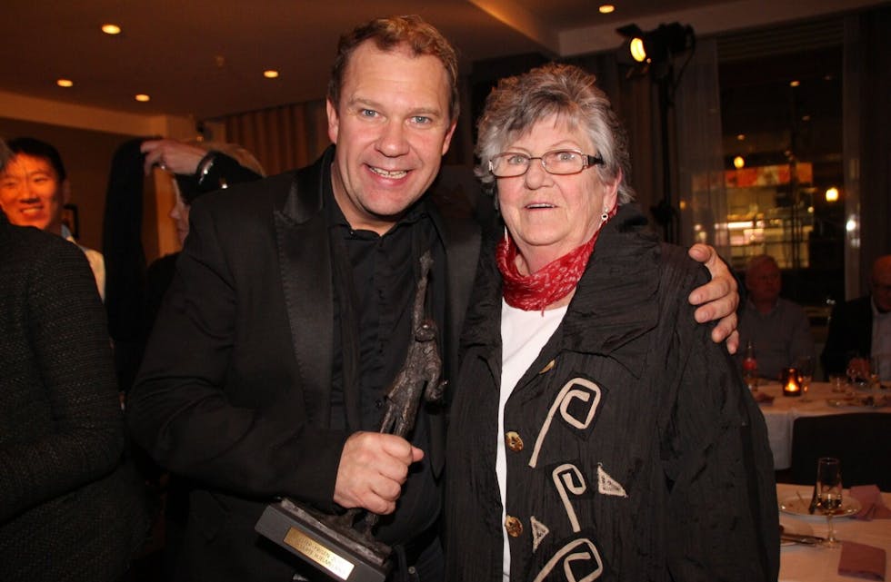 FIKK JUSTERPRISEN: Siri Juster (t.v.) hedret Bjarte Hjelmeland med Justerprisen. Foto: