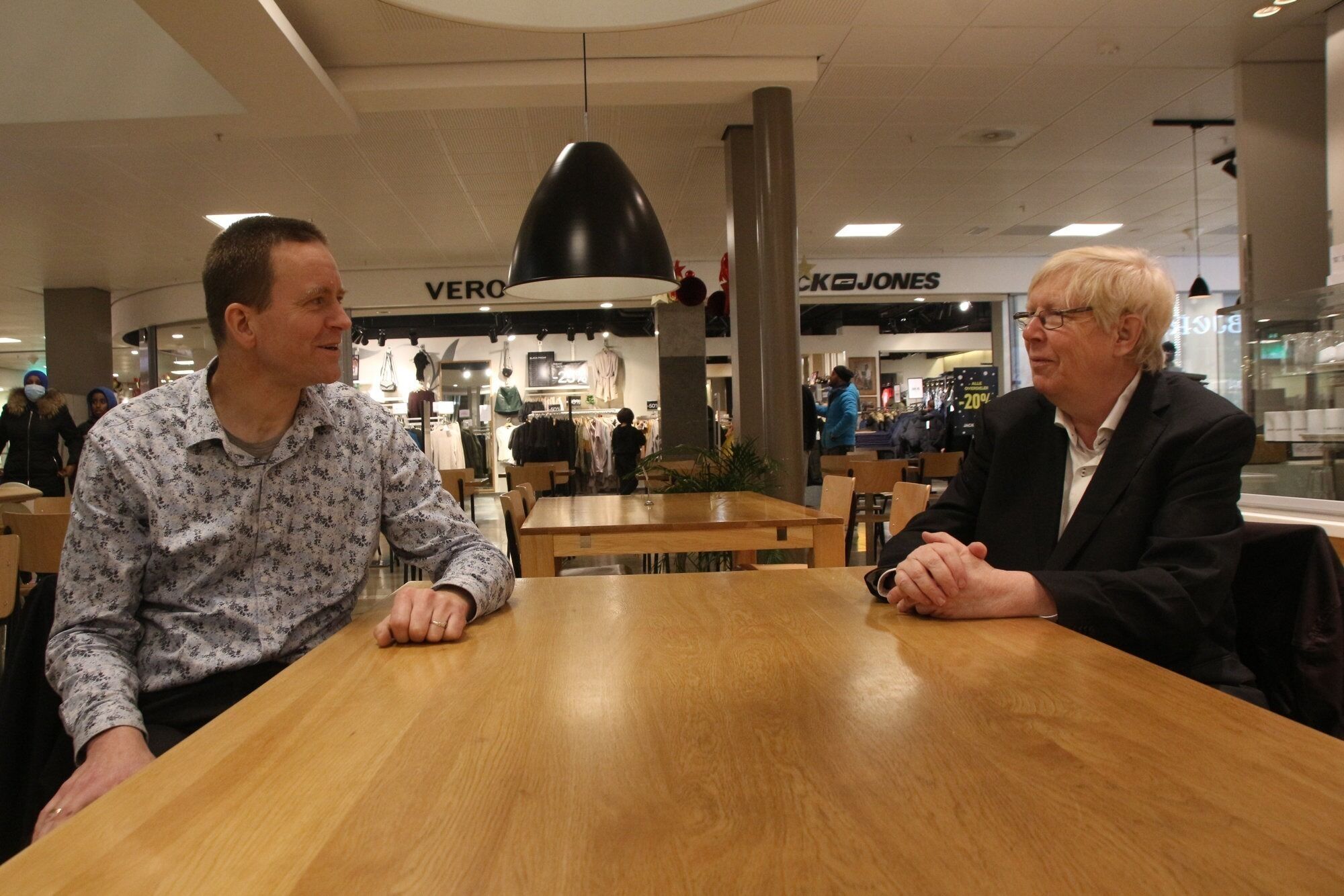 VIL HA LØSNINGER: Trond Botnen (t.v.) og Torstein Winger er lei av at det ikke skjer noe med Trondheimsveien. Nå inviterer de både fagetatene, politikerne og ikke minst DEG til åpent møte for å finne løsningene. Foto: