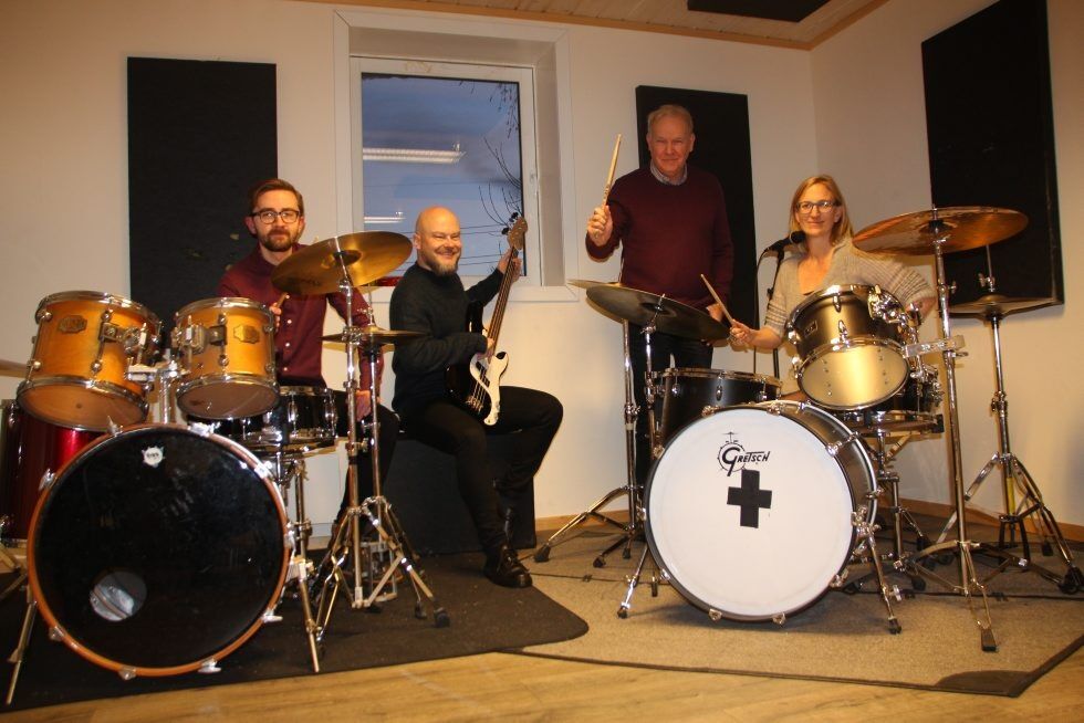 GIR STOR VERDI: SVs lokallagslederene i Groruddalen - Ola Skaalvik Elvevold (t.v.), Håkon Astrup, Tore Ludt og Tale Pleym tar ikke lett på at ungdomstilbud legges ned. Det tok heller ikke lang tid før de måtte teste ut instrumentene til Fyrhuset.