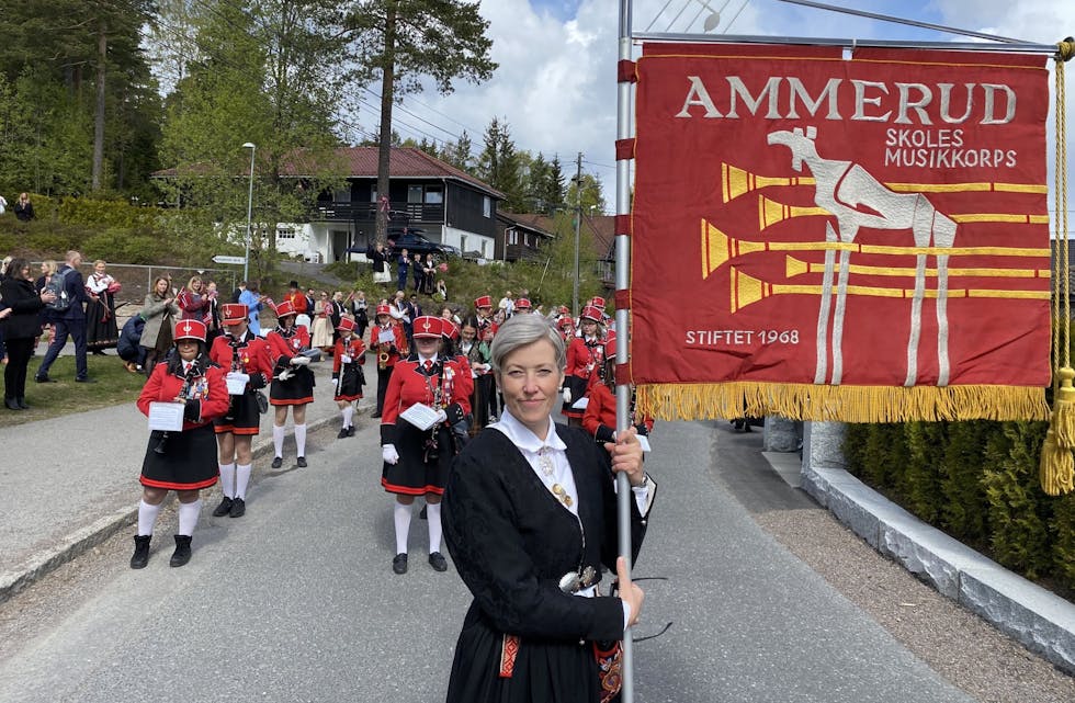 Ammerud skoles musikkorps her ved Lillogrenda i Ammerudskogen. Tone Borgen er ny leder av korpset og gledet seg stort over mottakelsen de fikk fra folk som fulgte dem fra balkonger og hager. Ved Lillogrenda ble det tid til en liten pause med drikke, før ferden gikk videre rundt om på Ammerud. Foto:
