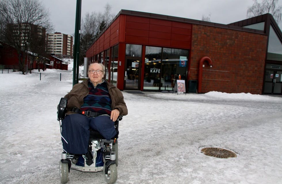 KRONGLETE: Roger Klunderud synes det er vanskelig å ta seg fram med rullestol på Haugenstua torg. Foto: