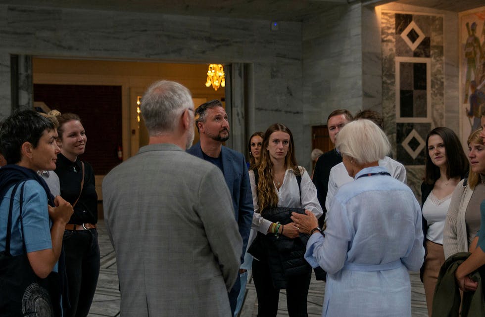 Her forteller guiden om de ulike kunstverkene man kan se rundt om i rådhuset. Foto: Athithyan Valluvan