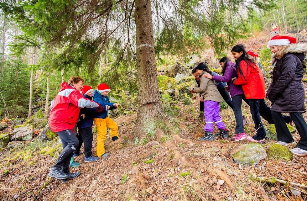 SAMMEN: Ordfører Marianne Borgen får en hjelpende hånd av elevene i 5a, med nisseluer, på Ellingsrudåsen skole og elever fra Manglerud skole. (FOTO: Foto: Oslo kommune/Sturlason). Foto: