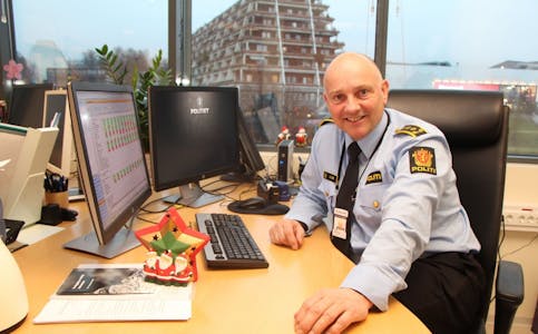 JUL: Stasjonssjef John Roger Lund på Stovner politistasjon ønsker alle groruddøler en riktig god jul.  Foto: