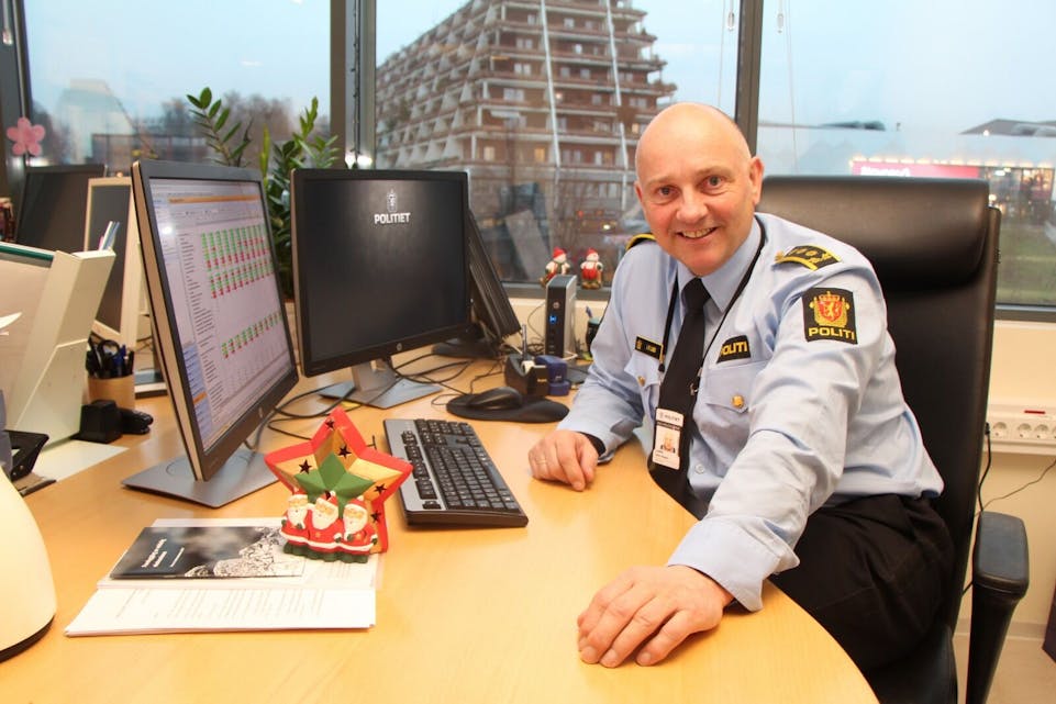 JUL: Stasjonssjef John Roger Lund på Stovner politistasjon ønsker alle groruddøler en riktig god jul.  Foto: