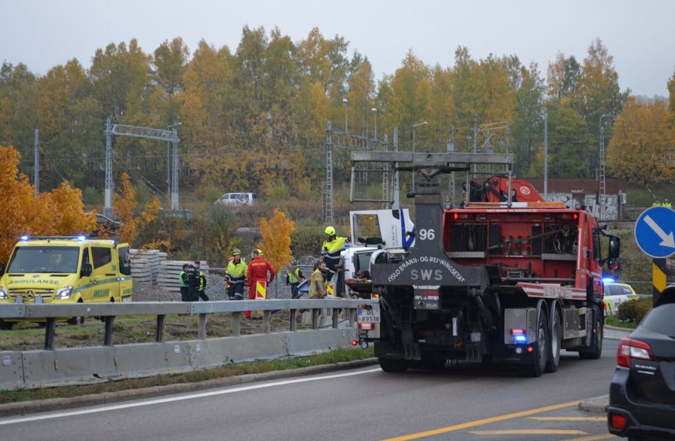 BISTÅR: En redningsbil fra Oslo brann- og redningsetat er på stedet og vil etterhvert hjelpe til med å fjerne vogntoget fra veien. Foto: