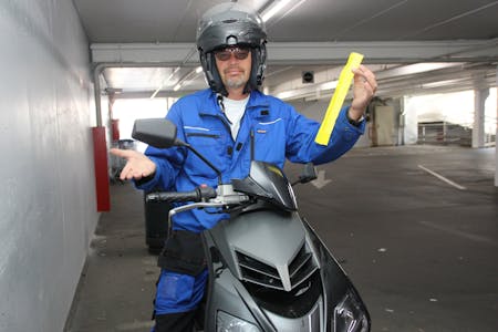 FORBANNET: Kjetil Moen mener det er urettferdig at han fikk bot fordi parkerings-lappen blåste ned fra scooteren hans. Foto: