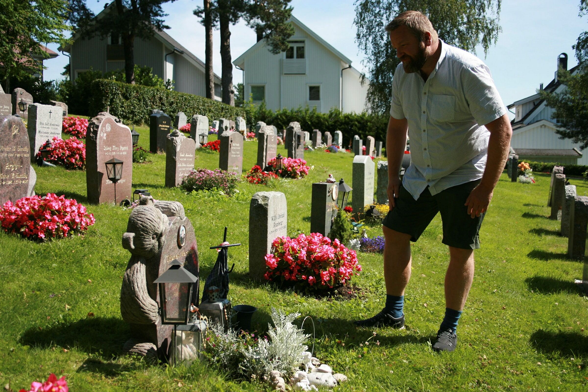 TI ÅR: Anders Røberg-Larsen (Ap) ved graven til Thomas Margido Antonsen, som døde på Utøya for ti år siden. Foto: Caroline Hammer