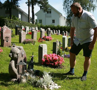 TI ÅR: Anders Røberg-Larsen (Ap) ved graven til Thomas Margido Antonsen, som døde på Utøya for ti år siden. Foto: Caroline Hammer
