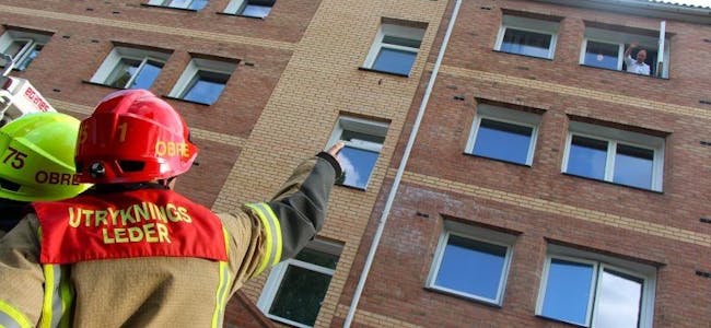 I FJERDE ETASJE: Justisminister Anders Anundsen ble «reddet» ut av en leilighet på Kalbakken som en del av en brannøvelse. Han ble hentet ned med stige. Foto: