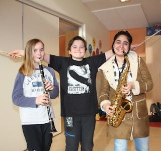FLERE TALENTER: Marte Jakobsen Harstad (9), Simen Jakobsen Harstad (11) og Sima Vahdani (16) gleder seg til UKM på søndag. De skal alle bidra med mer enn én ting. Foto:
