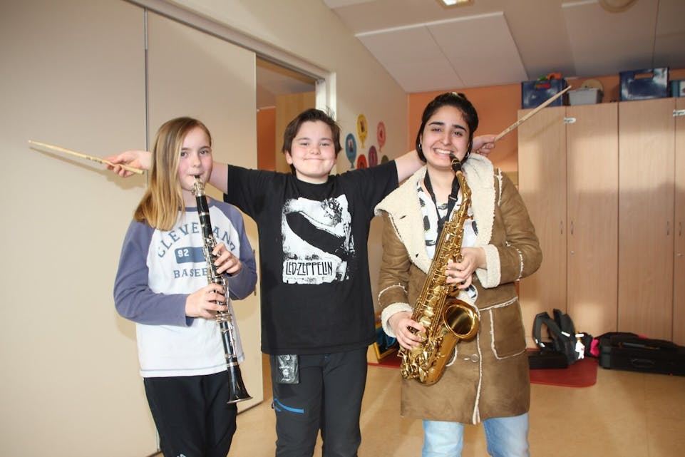 FLERE TALENTER: Marte Jakobsen Harstad (9), Simen Jakobsen Harstad (11) og Sima Vahdani (16) gleder seg til UKM på søndag. De skal alle bidra med mer enn én ting. Foto: