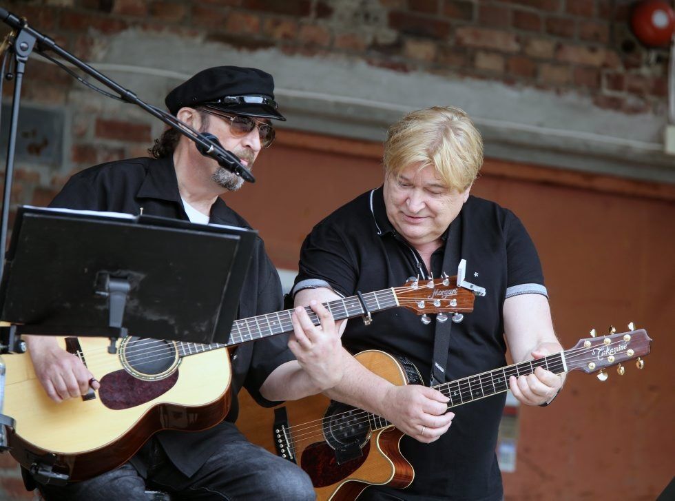 MUSIKALSKE KAMERATER: Steinar Albrigtsen og Jørn Hoel har kjent hverandre siden barnsben, og har sammen og hver for seg blitt blant de mest populære artistene i landet. De har flere ganger gjestet Tveten gård hvor de alltid skaper super stemning. De skuffet heller ikke denne gangen. Foto: