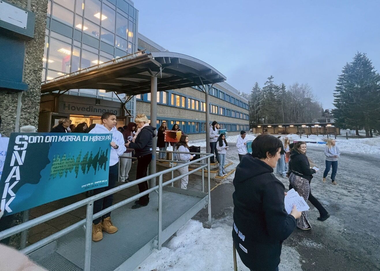 Elevrådet på Apalløkka skole startet kampanjen med musikk og plakater ved hovedinngangen mandag morgen. Foto: