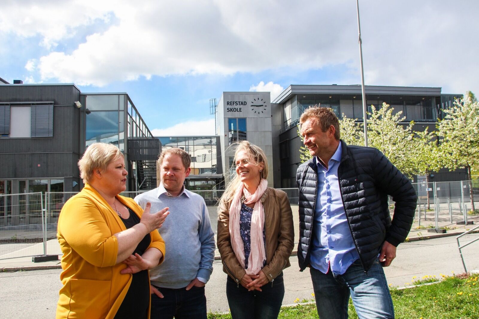 ENDELIG: Nå har både skoleledelsen og FAU ved skolen fått gladmeldingen de hele tiden har håpet på. Refstad skole skal rives og en ny skal bygges. Her med næringsbyråd Marte Scharning Lund (f.v), Jens Magnus Jensen, Torunn Graftås og Magnus Kristiansen. Foto: Martine Myhre