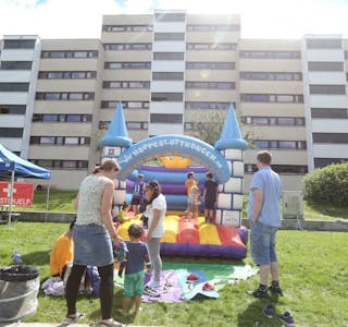 HOPPESLOTT: En populær aktivitet for barna i solskinnet. Foto: