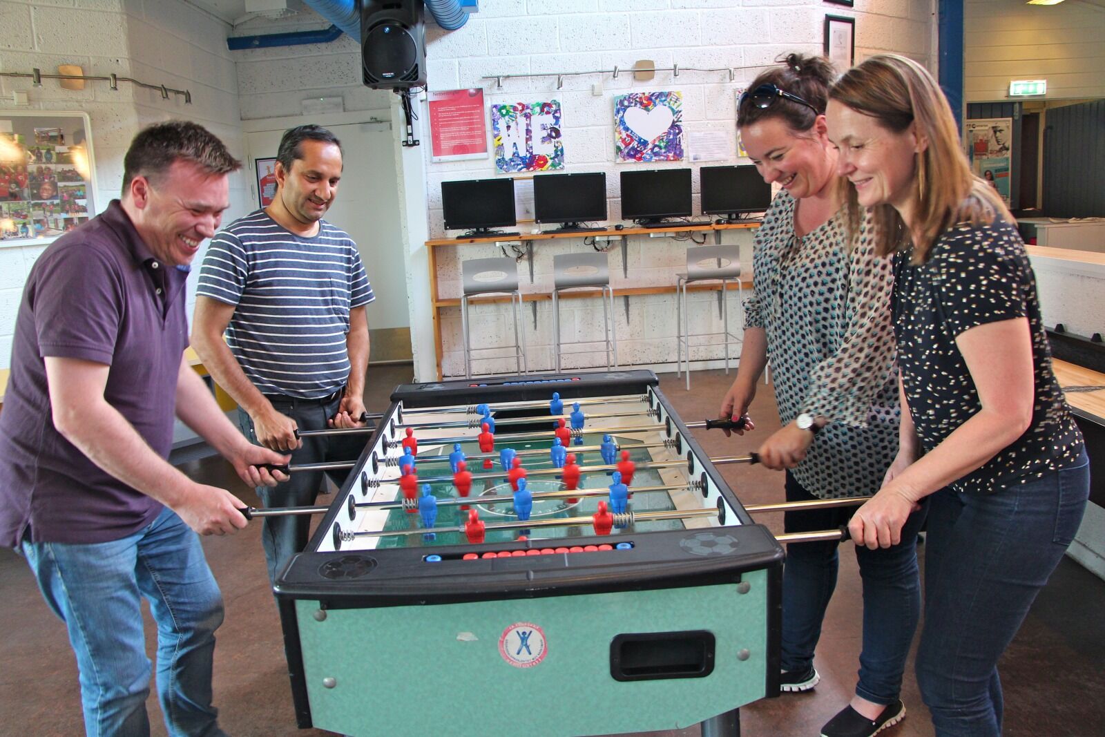 SPILLER PÅ SAMME LAG: Selv om Carl Fredrik Sandkroken Olafsen (Alna), Habib Tahir (Grorud), Bente Fedreheim (Stovner), og Tina Arnesen (Bjerke) spilte mot hverandre i fotballspill inne på Ammerudklubben forteller de at de spiller på lag når det gjelder ungdommen i Groruddalen.  Foto: