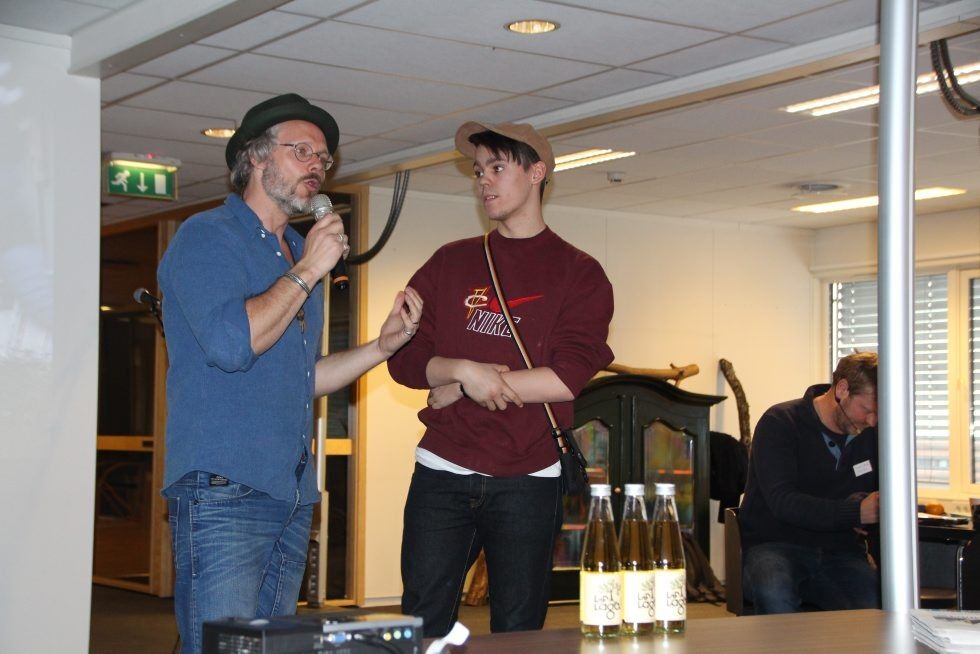 LIF LAGA: Kom med, og vekte ytterligere, engasjement for sitt epledrikk-prosjekt. Her ved Åsmund Gylder og Thomas Alexander Hagen. Foto: