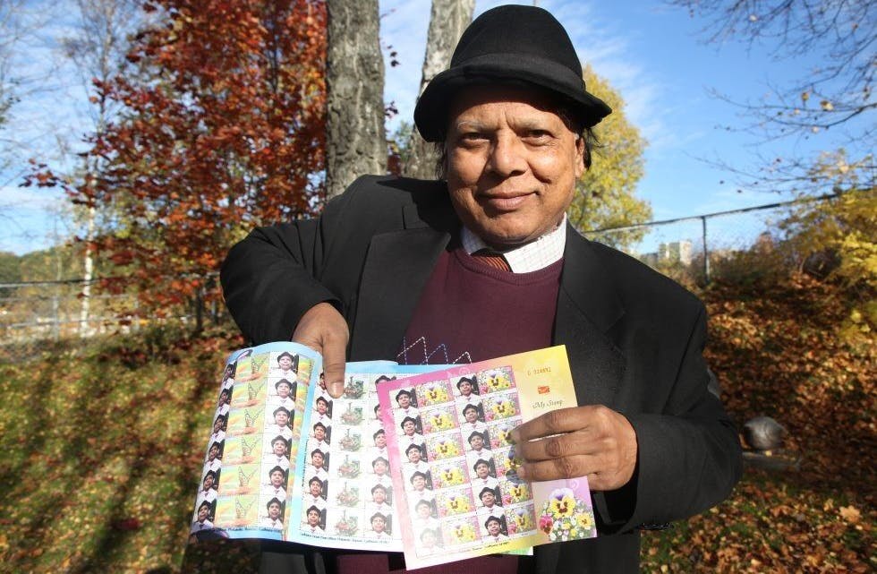 FÅTT SITT ANSIKT PÅ FRIMERKE: Suresh Chandra Shuklas er på indiske frimerker. Foto: