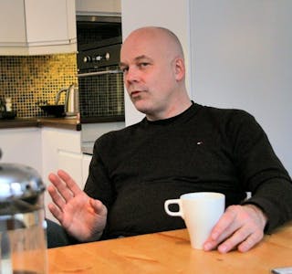 SIER INGENTING: Kringkastingssjef Thor Gjermund Eriksen fortsetter i jobben i nye seks år. Her hjemme på kjøkkenet på Høybråten. Foto: