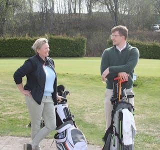 LEK OG MORO: Kari Anne Brekke (t.v.) og Henrik Wang vil vise at golf ikke er så stivt og stramt som mange tror. På onsdag blir det derfor mye lek og moro. Foto: Caroline Hammer