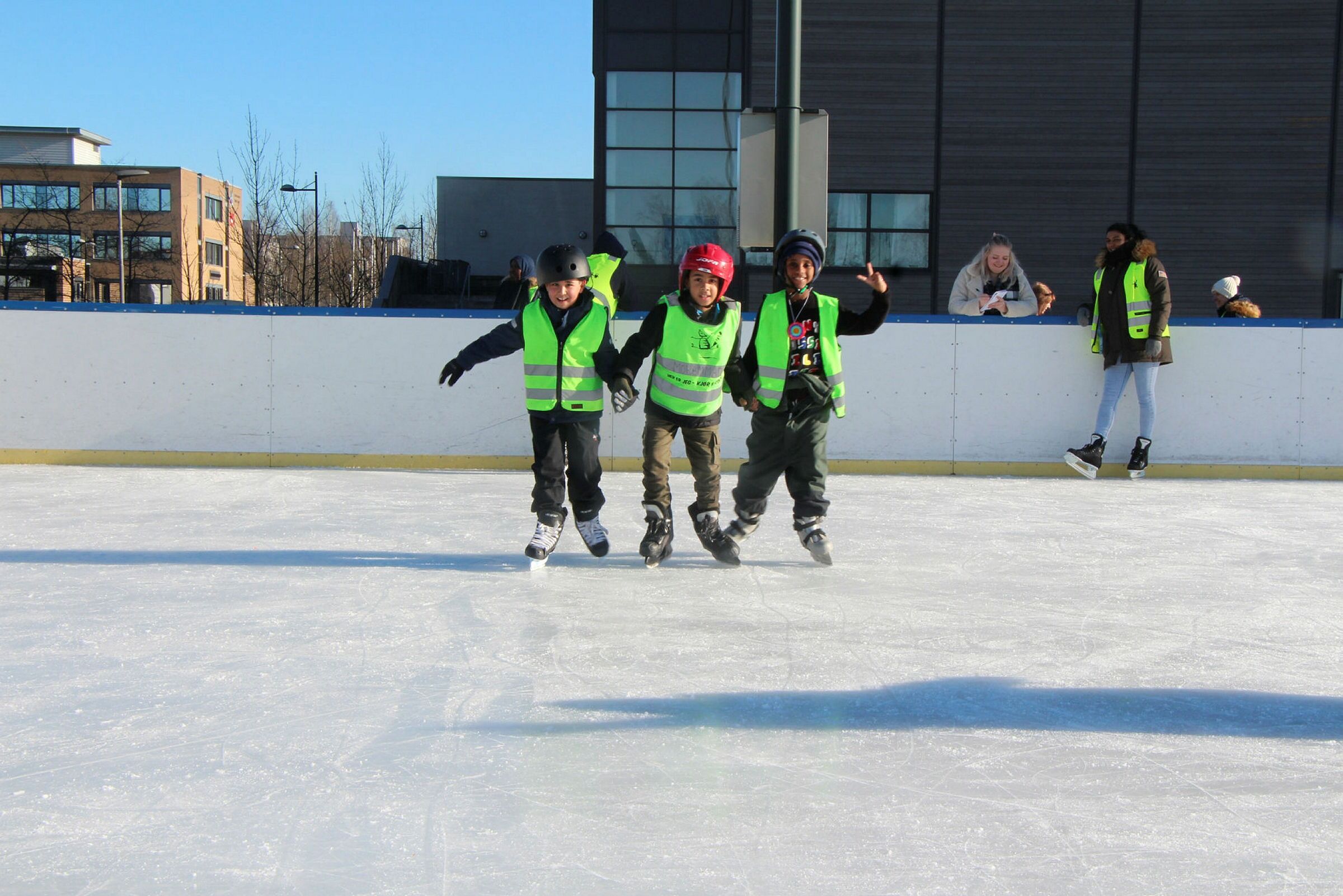 BLIR BRØYTET FORTLØPENDE: Skøyteisen på Furuset er blant de banene som Bymiljøetaten vil brøyte. Her fra i fjor, da Yousef (7, f.v.), Mohammed (8) og Yoel (7) koste seg på isen. Foto: Arkiv
