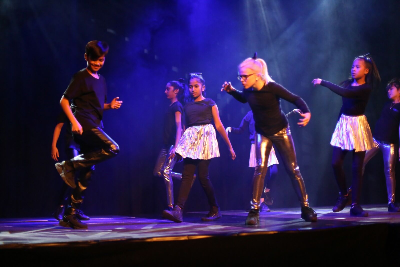 DIREKTE VIDERE: Surreal Crew danset seg til gullknappen i Norske Talenter, og gikk med det videre til semifinalen. Bildet er tatt fra en opptreden på Stovnergallen for noen uker siden. Foto: Sahal Mohamed fra Stovner Media. Foto: