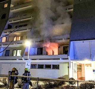 STOVNER: Ingen ble alvorlig skadet eller mistet livet, men flere beboere ble påført røykskader da det brant i en leilighet på Stovner natt til mandag. Foto: Oslo politidistrikt