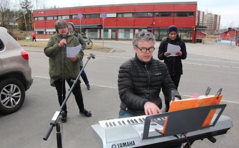 MENIGHETENS EGET BAND: Organist Roar Berg (foran) ledet an minikonserten på piano, med god støtte fra forsangere. Foto: