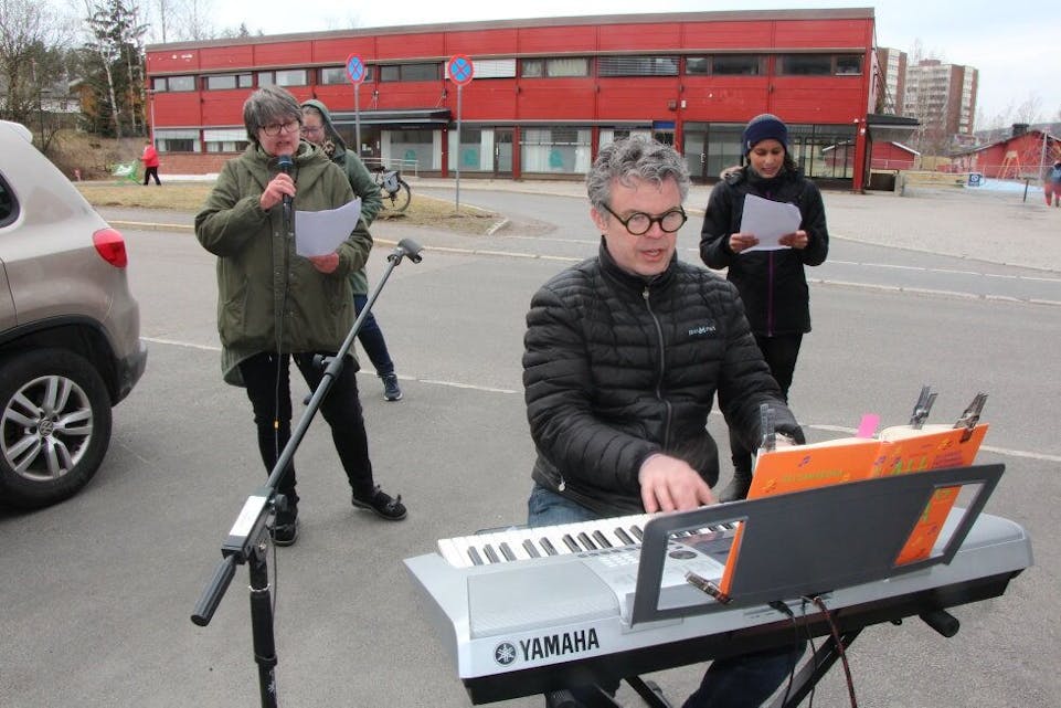 MENIGHETENS EGET BAND: Organist Roar Berg (foran) ledet an minikonserten på piano, med god støtte fra forsangere. Foto: