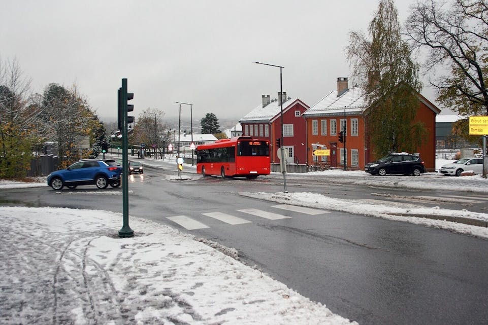 SNØEN ER HER: Årets første snøfall har kommet. Med unntak av noen forsinkelser for bussene har det hele gått pent for seg. Foto: