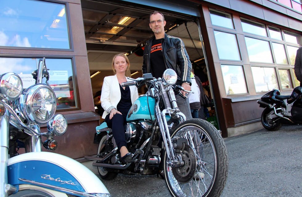 VROOM VROOM: Skolebyråd Anniken Hauglie (H) satte seg på en kul Harley Davidson mens lærer Hallgeir Muren sto ved siden av. Hun har MC-lappen og understreker viktigheten av yrkesfag. Foto: